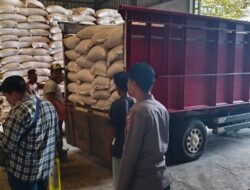 Polri Kawal Ketat Distribusi 19 Ton Jagung Petani Sekotong Menuju Gudang Bulog Bengkel