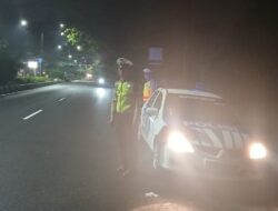 Komitmen Tanpa Henti, Personel Polres Lombok Barat Jaga Ketat Urat Nadi Transportasi Saat Dini Hari