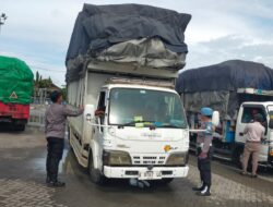 Aksi Sigap Personel Polsek Kawasan Pelabuhan Lembar Periksa Puluhan Kendaraan yang Masuk ke Pulau Lombok