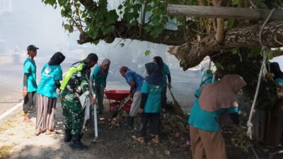 Sinergi TNI, Nelayan, dan Swasta Jaga Pantai Sekotong