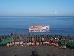 Ratusan Personel dan Warga Gotong Royong di Pantai Loang Baloq Peringati Hari Bakti Kodam  IX/Udayana
