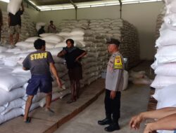 Kawal Ketat Hasil Panen Petani, Bhabinkamtibmas Desa Kebon Ayu Dampingi Distribusi Jagung ke Bulog