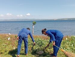 Sinergitas TNI/POLRI Bersihkan Lingkungan Desa Calabai, Wujud Kepedulian Terhadap Kebersihan dan Kesehatan Lingkungan
