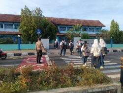 Polsek Tanjung Gelar Rawan Pagi di Depan SMPN 1 Tanjung, Ciptakan Kamseltibcar Lantas bagi Pelajar dan Pengguna Jalan