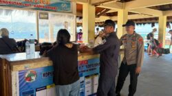 Patroli Dialogis di Dermaga Gili Air, Personel Pos Gili Air Imbau Kamtibmas dan Monitoring Bongkar Muat Barang