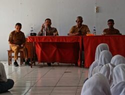 “Polisi Peduli Pendidikan” Bhabinkamtibmas Polsek Soromandi Gelar Sosialisasi Pencegahan Narkoba dan Bullying di SMKN 2 Soromandi