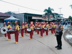 Bhabinkamtibmas Polsek Madapangga Kawal Pawai Ta’aruf Pembukaan MTQ Tingkat Desa Dena