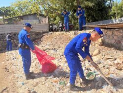 “Polisi Peduli” Satpolairud Polres Bima Kabupaten Gelar PAM Wisata dan Bersihkan Sampah di Sepanjang Pantai Kalaki