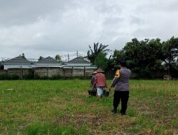 Tak Perlu Mahal, Bhabinkamtibmas Karang Bongkot Ajak Warga Mandiri Lewat Ketahanan Pangan di Lahan Sempit