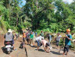 Semangat Kebersamaan Perkuat Jalan Rusak Pascahujan Deras