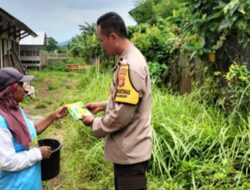 Dukung Ketahanan Pangan, Polsek Labuapi Bagi Bibit Gratis ke Warga