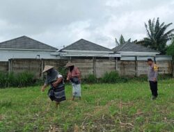 Bhabinkamtibmas Lombok Barat Edukasi Warga Optimalkan Lahan Tidur