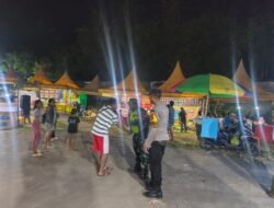 Babinsa dan Polisi Jaga Pasar Malam Tetap Aman