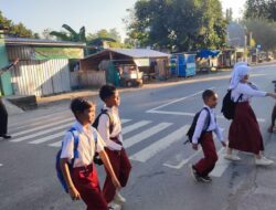 Melayani Dengan Hati, Rawan Pagi Satlantas Polres Bima Kabupaten Bantu Sebrangkan Anak Sekolah