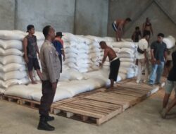 Polsek Gerung Kawal Penyaluran Belasan Ton Jagung ke BULOG