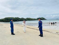 Personel Pospam Siaga SAR Ditpolairud Polda NTB Intensifkan Himbauan Keselamatan di Pantai Kuta Mandalika