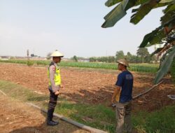 Anggota Bhabinkamtibmas Polsek Jenu Polres Tuban Turun ke Ladang, sambang lahan pertanian.
