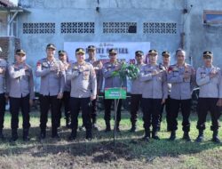 Polres Lombok Barat Tanam Pohon Produktif dalam Gerakan Indonesia Asri