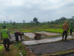 Anggota Bhabinkamtibmas Polsek Jenu Polres Tuban Turun ke Ladang, sambang lahan pertanian.
