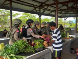 Di Balik Ramainya Pasar Keyabi Nduga, Senyum Mama Papua dan Polwan Damai Cartenz Rajut Rasa Aman dan Nyaman