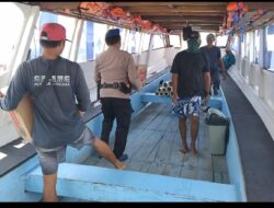 Polisi Penolong Sat Polairud Polres Lombok Utara Bantu Angkut Barang di Pelabuhan Bangsal
