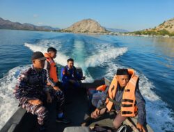 Ditpolairud Polda NTB Bersama Tim Gabungan Sisir Perairan Pulau Paserang Cari Penumpang KMP Belida Yang Melompat ke Laut