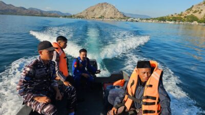 Ditpolairud Polda NTB Bersama Tim Gabungan Sisir Perairan Pulau Paserang Cari Penumpang KMP Belida Yang Melompat ke Laut