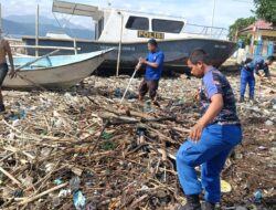 “Polisi Peduli” Satpolairud Polres Bima Kabupaten Bersihkan Tumpukan Sampah di Dermaga Tradisional Bajo