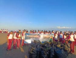Sambut Hari Bhayangkara ke-80, Kapolda NTB Pimpin Aksi Bersih Pantai di Ampenan