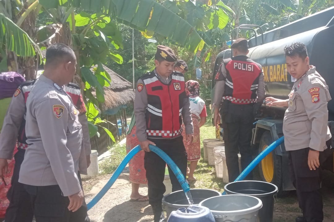Atasi Kekeringan, Polres Lombok Barat Distribusikan Air Bersih