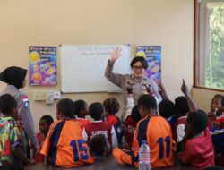 Melalui Honai Belajar, Ops Damai Cartenz Kenalkan Dunia dan Tata Surya kepada Anak-anak di Tembagapura, Timika, Papua Tengah