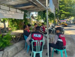 Patroli Dialogis, Unit Turjawali Satsamapta Polres Bima Kabupaten Gotong Royong Bersihkan Tumpukan Sampah di Pertigaan Bandara SMS Bima