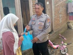 Peduli Warga, Polsek Lembar Bagikan Sembako di Dusun Kebon Talo