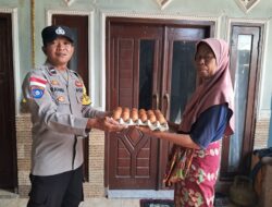 Bhabinkamtibmas Polsek Sekotong Bagikan Bantuan Pangan Bergizi ke Rumah Lansia