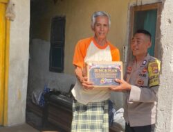 Hari Bhayangkara ke-80: Polres Lombok Barat Door to Door Bantu Sembako Warga