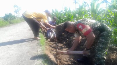 Babinsa dan Petani Lembar Percepat Pembangunan Irigasi