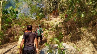 Babinsa dan Warga Bersatu Jinakkan Api di Kuripan