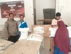 Bhabinkamtibmas Polsek Bolo Laksanakan Pengamanan dan Monitoring Penyaluran Bantuan Beras di Desa Binaannya