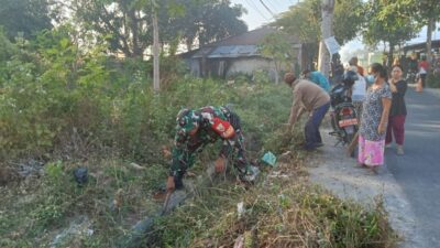 TNI dan Warga Bersatu Bersihkan Jalan Desa Tanjung