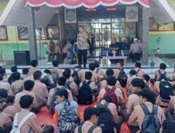 Jadi Pemateri Imtaq, Bhabinkamtibmas Polsek Woha Ajak Pelajar SMK N I Woha Ramaikan Masjid