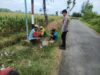 Wujudkan Ketahanan Pangan, Polsek Tambakboyo Sambangi Petani Jagung Saat Istirahat